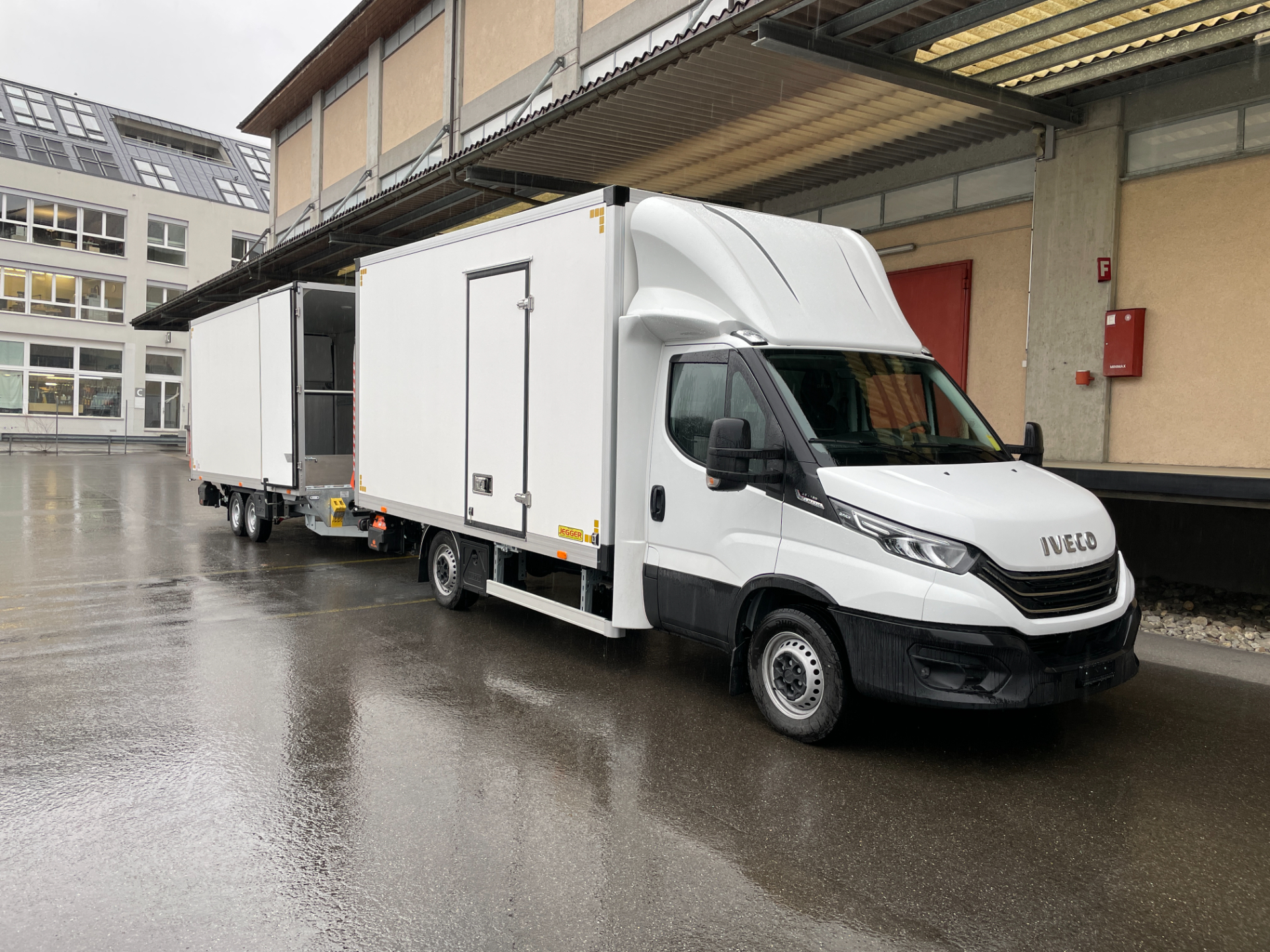 IVECO Daily 35 S 18H HA8 mit Anhängerzug und 2x Hebebühne